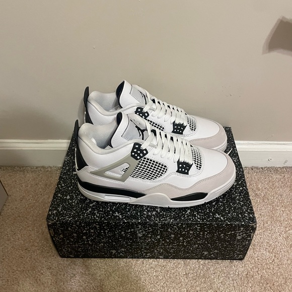Athletic_Shoes